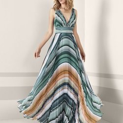 Vestido largo plisado con detalles geométricos de Pronovias Fiesta 2019