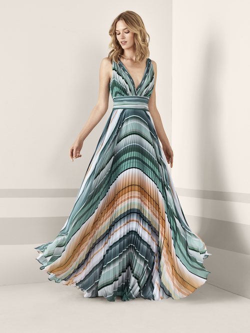 Vestido largo plisado con detalles geométricos de Pronovias Fiesta 2019