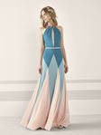 Vestido largo de tonalidades pastel y detalles geométricos de Pronovias Fiesta 2019