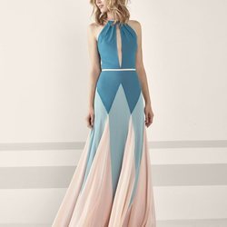 Vestido largo de tonalidades pastel y detalles geométricos de Pronovias Fiesta 2019