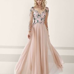 Vestido rosa de tul y estampado de flores de Pronovias Fiesta 2019