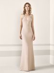 Vestido camel con tiras de piedras incrustadas de Pronovias Fiesta 2019