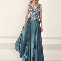 Vestido turquesa con flores estampadas en el corpiño de Pronovias Fiesta 2019