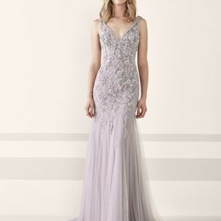 Vestido de corte sirena con pedrerías y flores estampadas de Pronovias Fiesta 2019