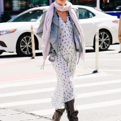 Candice Swanepoel  con un look extravagante por las calles de Nueva York 2018