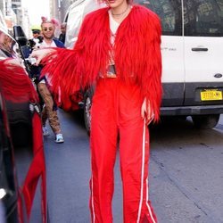 Bella Thorne con un look 'total red' por las calles de Nueva York 2018