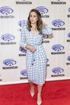 Chloe Bennet con un vestido de cuadros azul cielo en la presentación de Marvel agentes de Shield