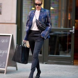 Rosie Huntington  con una americana de cuadros por Nueva York 2018