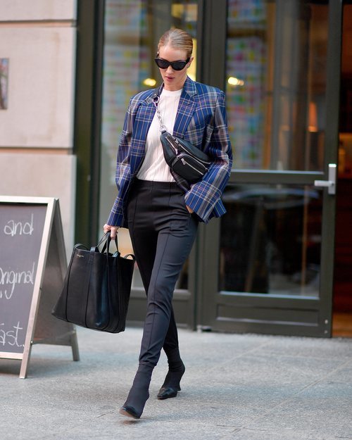 Rosie Huntington  con una americana de cuadros por Nueva York 2018