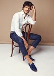 Andrés Velencoso posa con unos mocasines azul marino para Carmela primavera/verano 2018