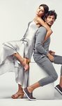 Isabel Fontana y Andrés Velencoso posando con zapatos de tonalidad pastel para Carmela primavera/verano 2018