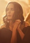 Winona Rayder con una blusa negra en la nueva campaña de primavera 2018 de H&M