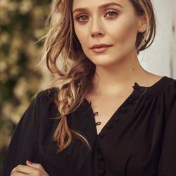 Elizabeth Olsen con una blusa nergra de la nueva colección de primavera 2018 de H&M