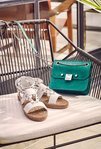 Sandalia blanca con la suela plana de esparto de la nueva colección primavera/verano 2018 de Jimmy Choo