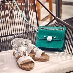 Sandalia blanca con la suela plana de esparto de la nueva colección primavera/verano 2018 de Jimmy Choo