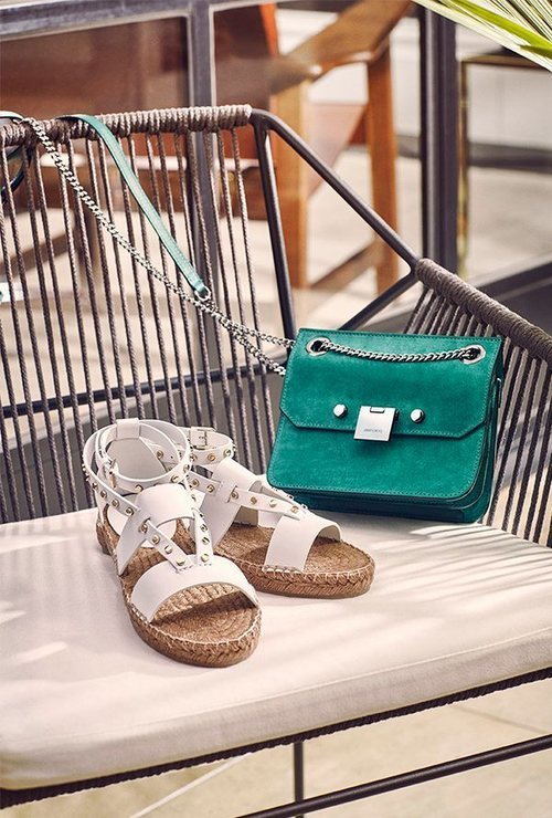 Sandalia blanca con la suela plana de esparto de la nueva colección primavera/verano 2018 de Jimmy Choo