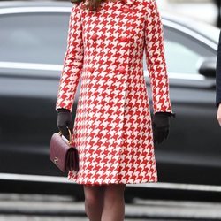 Kate Middleton con un abrigo de pata de gallo en su visita a Estocolmo