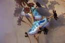 Zapatillas azul brillante con la suela morada de la nueva colección primavera/verano 2018 de Puma con Sophia Webster
