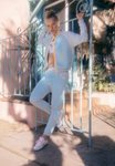 Chándal en color gris y las líneas en amarillo con unas zapatillas rosas de la nueva colección primavera/verano 2018 de Puma con Sophia Webster