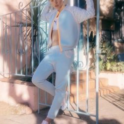 Chándal en color gris y las líneas en amarillo con unas zapatillas rosas  de la nueva colección primavera/verano 2018 de Puma con Sophia Webster
