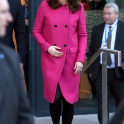 Kate Middleton con un abrigo rosa fucsia en su visita a Coventry
