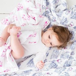 Mantita blanca con estampado rosa de 'Los Aristogatos' de Aden+Anais en colaboración con Disney Baby