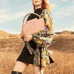 Emma Stone posa con un vestido de estampado de 'The Spirit of Travel' de Louis Vuitton