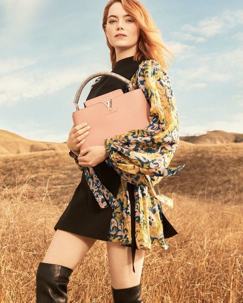 Emma Stone posa con un vestido de estampado de 'The Spirit of Travel' de Louis Vuitton
