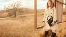 Emma Stone posa con un bolso shopper negro de 'The Spirit of Travel' de Louis Vuitton
