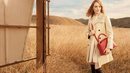 Emma Stone posa con un bolso rojo de 'The Spirit of Travel' de Louis Vuitton