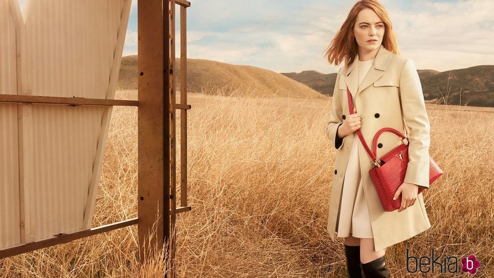 Emma Stone posa con un bolso rojo de 'The Spirit of Travel' de Louis Vuitton