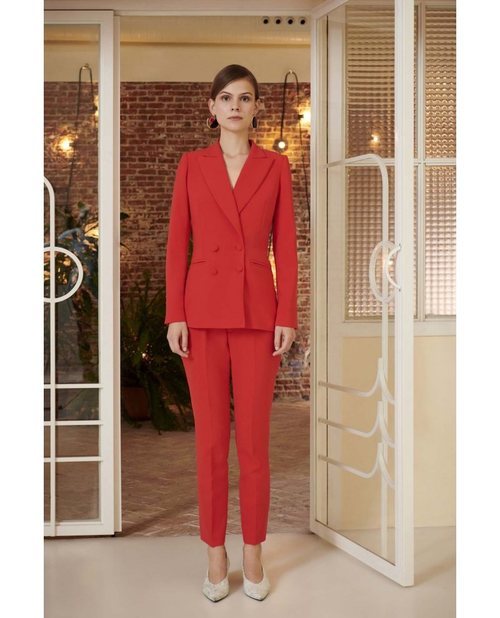Traje en color rojo de la nueva colección primavera/verano 2018 de Dolores Promesas