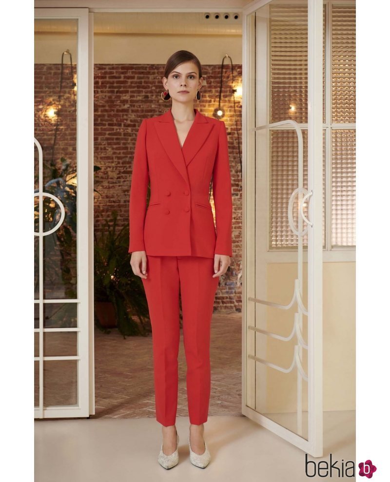 Traje en color rojo de la nueva colección primavera/verano 2018 de Dolores Promesas