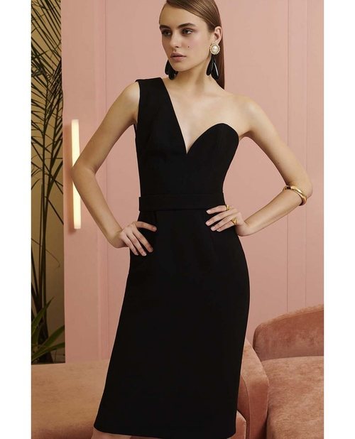 Vestido midi en color negro de la nueva colección primavera/verano 2018 de Dolores Promesas