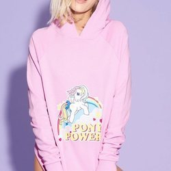 Sudadera con capucha rosa con el estampado de un pony de la nueva colección cápsula de Tezenis 2018