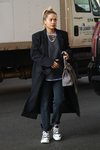 Rita Ora con un abrigo oversize negro en Nueva York