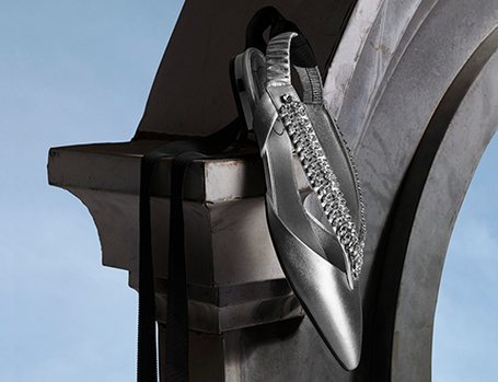 Sandalia plana en color plata de la nueva colección primvera/verano 2018 de Roger Vivier