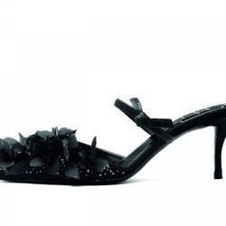 Sandalia en color negro con el detalle de las flores de la nueva colección primvera/verano 2018 de Roger Vivier