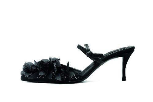 Sandalia en color negro con el detalle de las flores de la nueva colección primvera/verano 2018 de Roger Vivier