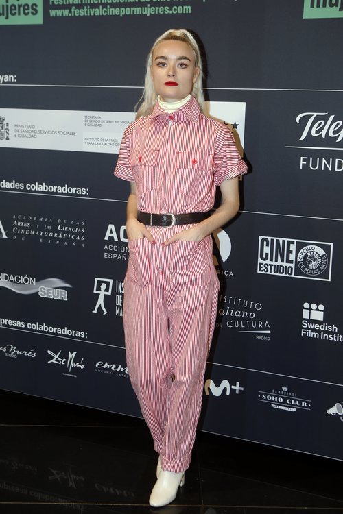 Cintia Lund con un mono rojo y blanco en el el estreno de un documental
