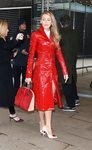 Blake Lively con una gabardina roja en el desfile de Michael Kors New York Fashion Week