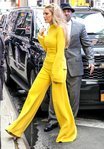 Blake Lively con un look total yellow en Nueva York