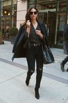 Espectacular 'total black' de Lily Aldridge