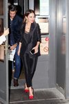 Paula Echavarría con un elegante traje de chaqueta acompañada de Miguel Torres