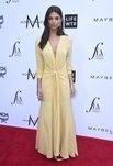 Emily Ratajkowski con un vestido amarillo en los 'Fashion Los Angeles Awards'