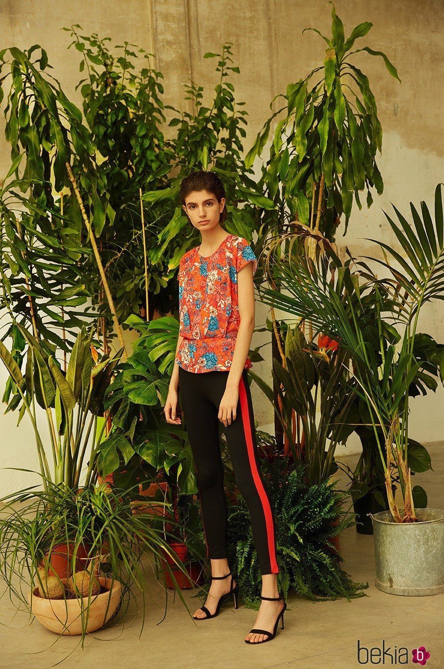 Blusa de estampado floral y pantalones pitillo con una raya lateral de Sfera primavera/verano 2018