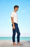 Jeans pitillo de hombre y básica blanca de Lefties para el verano 2018