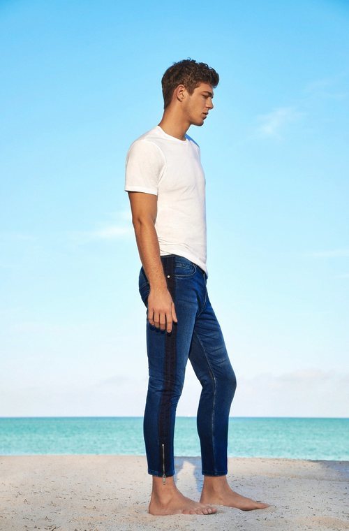 Jeans pitillo de hombre y básica blanca de Lefties para el verano 2018