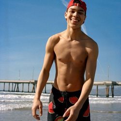 Bañador de hombre negro con estampados de sandías de la nueva colección de Pull & Bear 2018