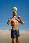 Bañador azul marino con estampado de figuras geometricas de colorines de la nueva colección 2018 de ropa de baño de Pull & Bear